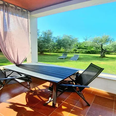 Appartement Bright Near The Sea In Zambratija (Istria)